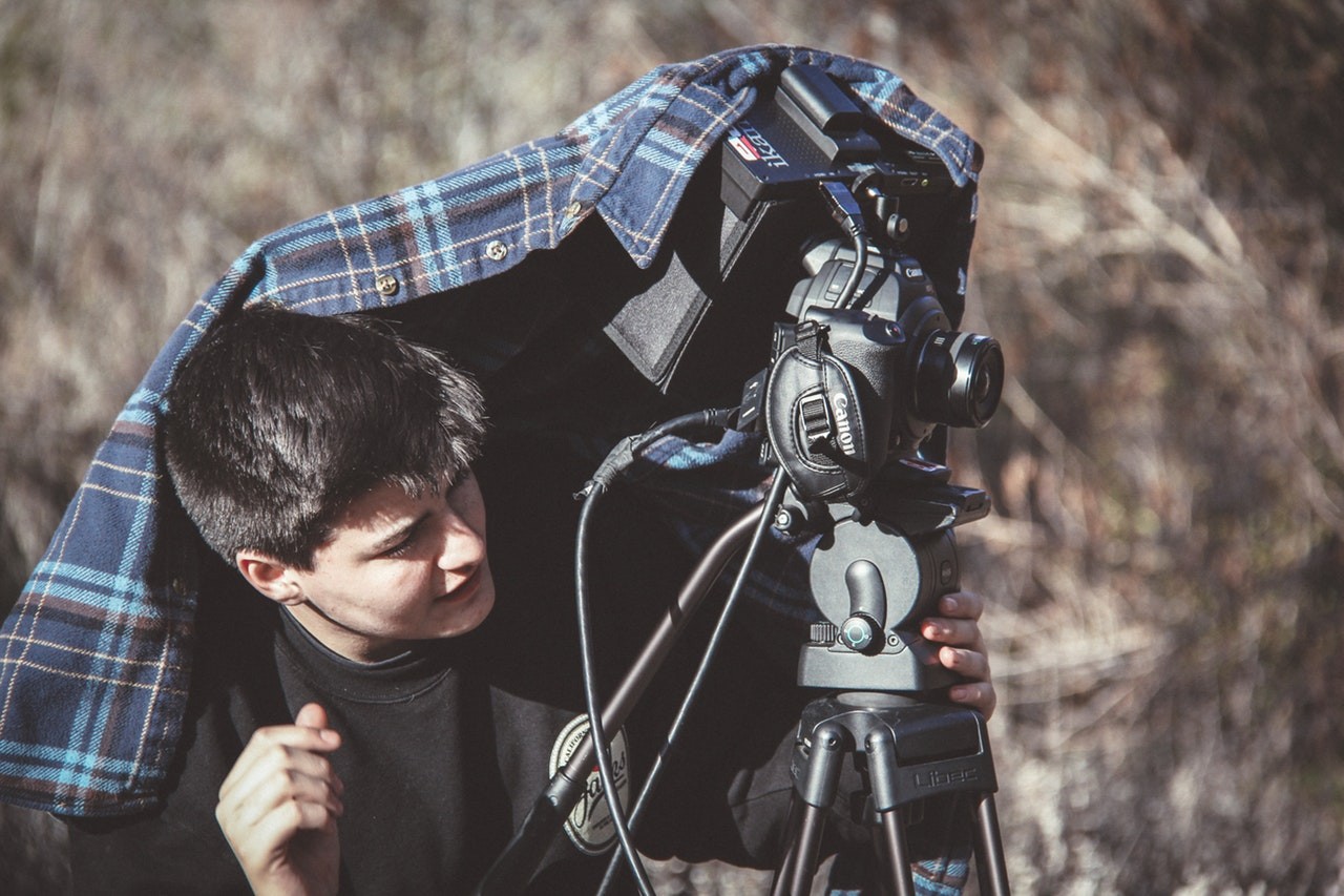 chico grabando con una cámara